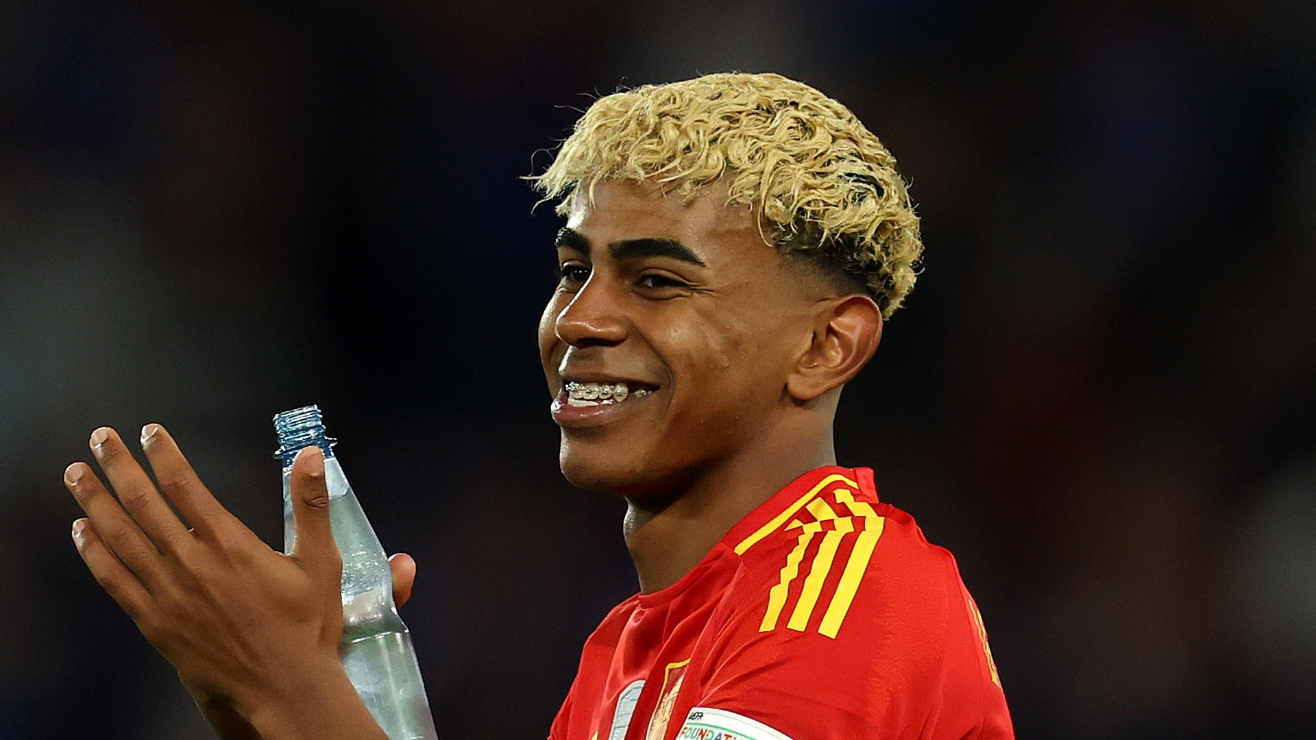 Lamine Yamal applauding fans