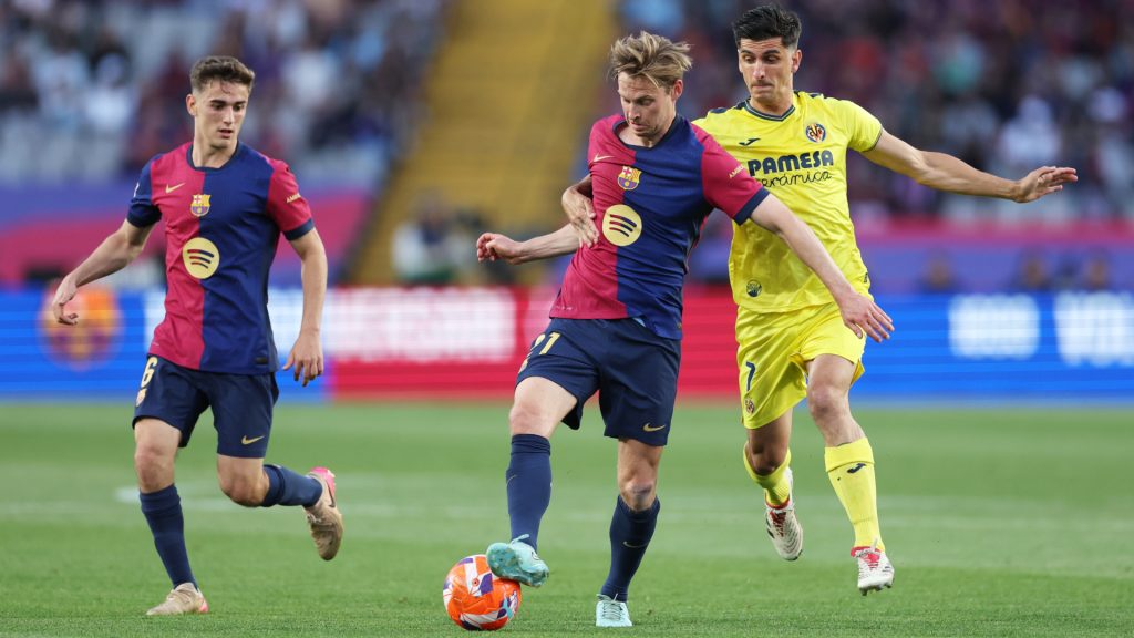 Barcelona and Villarreal playing a LaLiga game