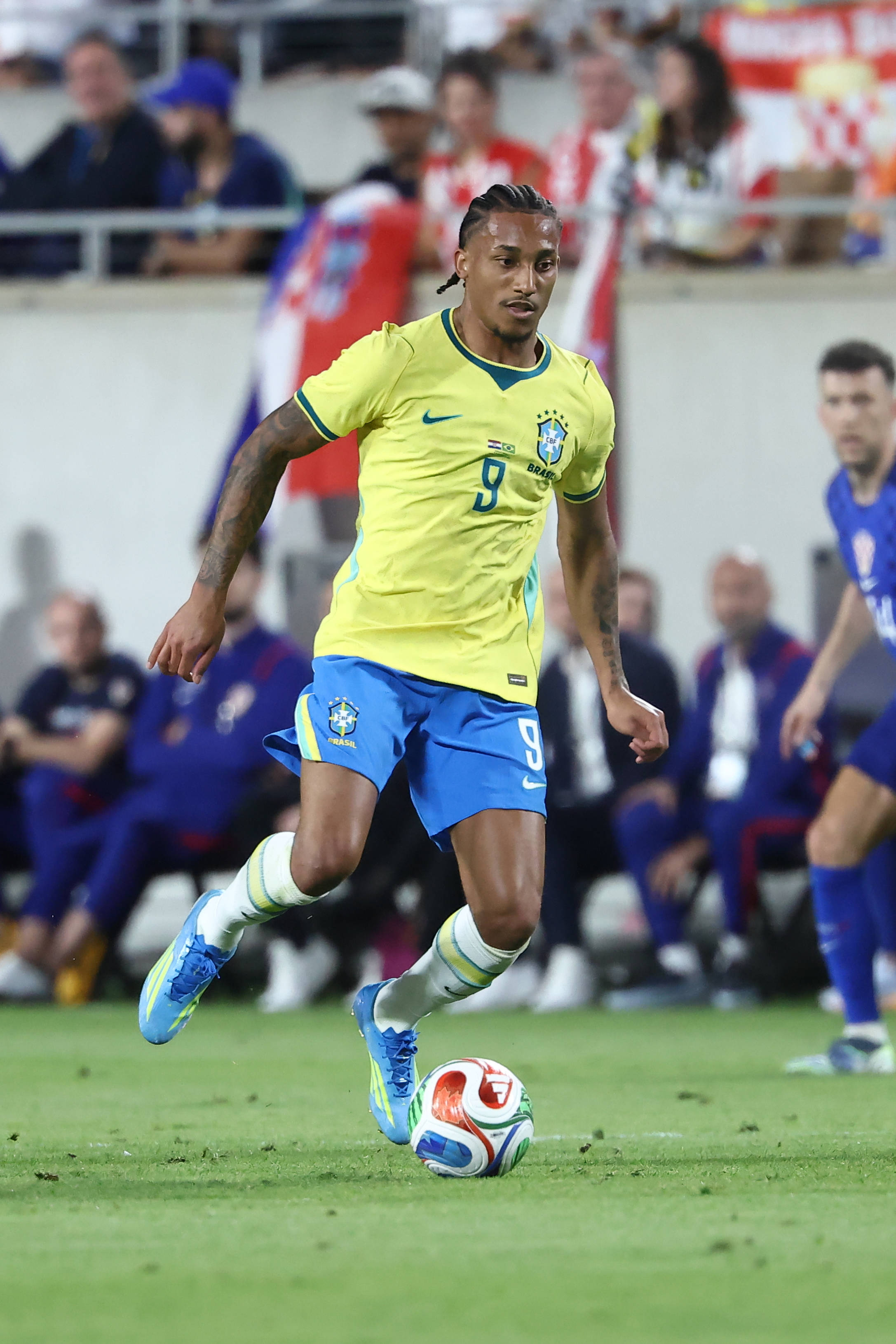 João Pedro ficou de fora da convocação oficial para a Copa do Mundo. Nos bastidores, o atacante do Chelsea ficou muito frustrado com a notícia, e até a manhã desta terça-feira (19), nenhuma pessoa da Seleção havia entrado em contato com o jogador, segundo a ESPN. Foto: IMAGO /&nbsp;Icon Sportswire