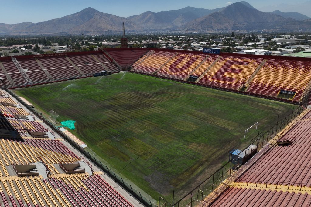 Cancha del Estadio Santa Laura en medio de los arreglos