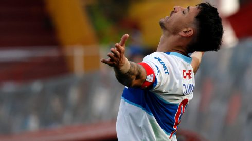 Fernando Zampedri festeja su gol en el Clásico Universitario ante Universidad de Chile, en la fecha 28 del Campeonato Nacional 2024.